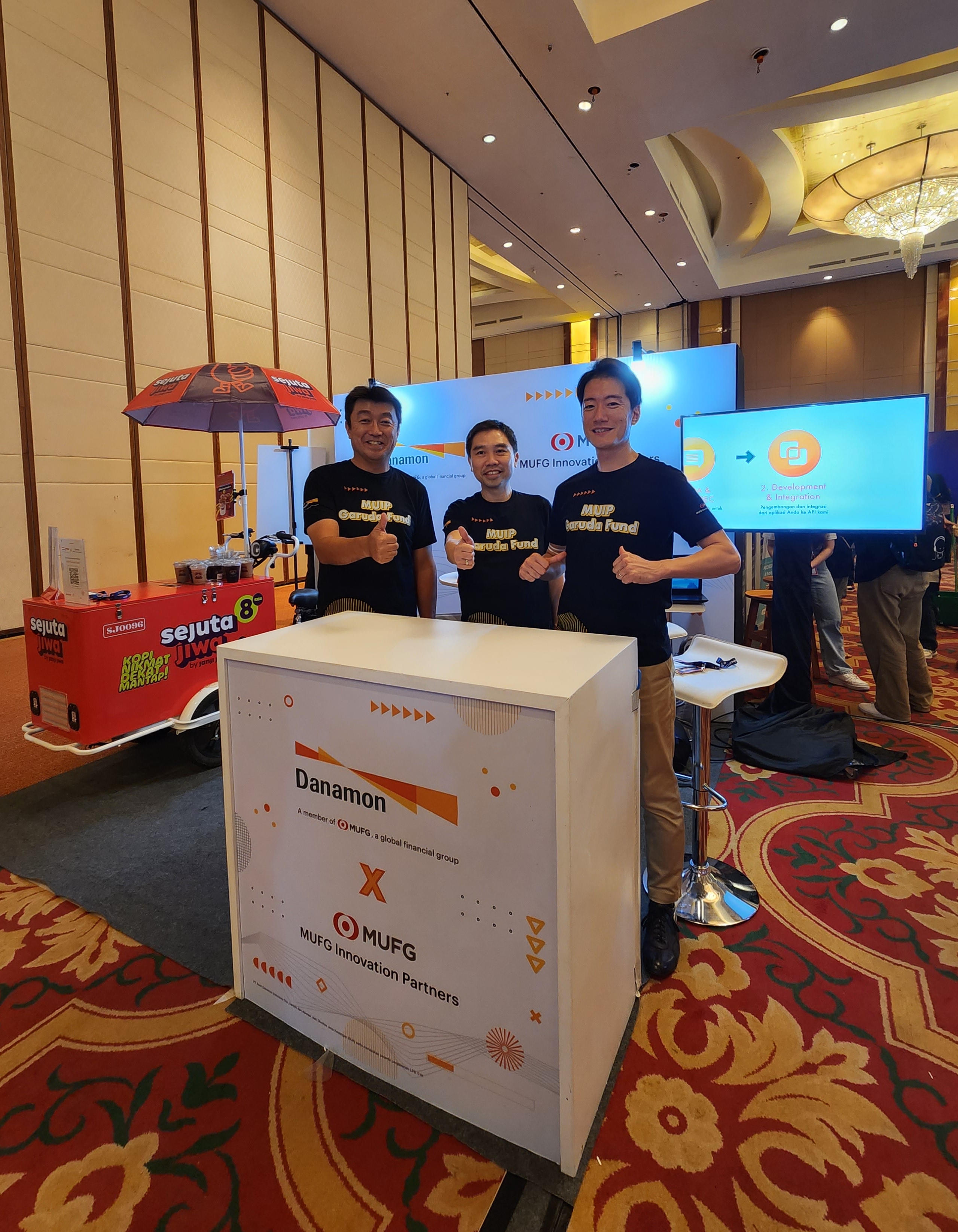 Direksi Bank Danamon berada di offline booth Danamon bersama MUIP pada Tech in Asia (TIA) Conference 2023.