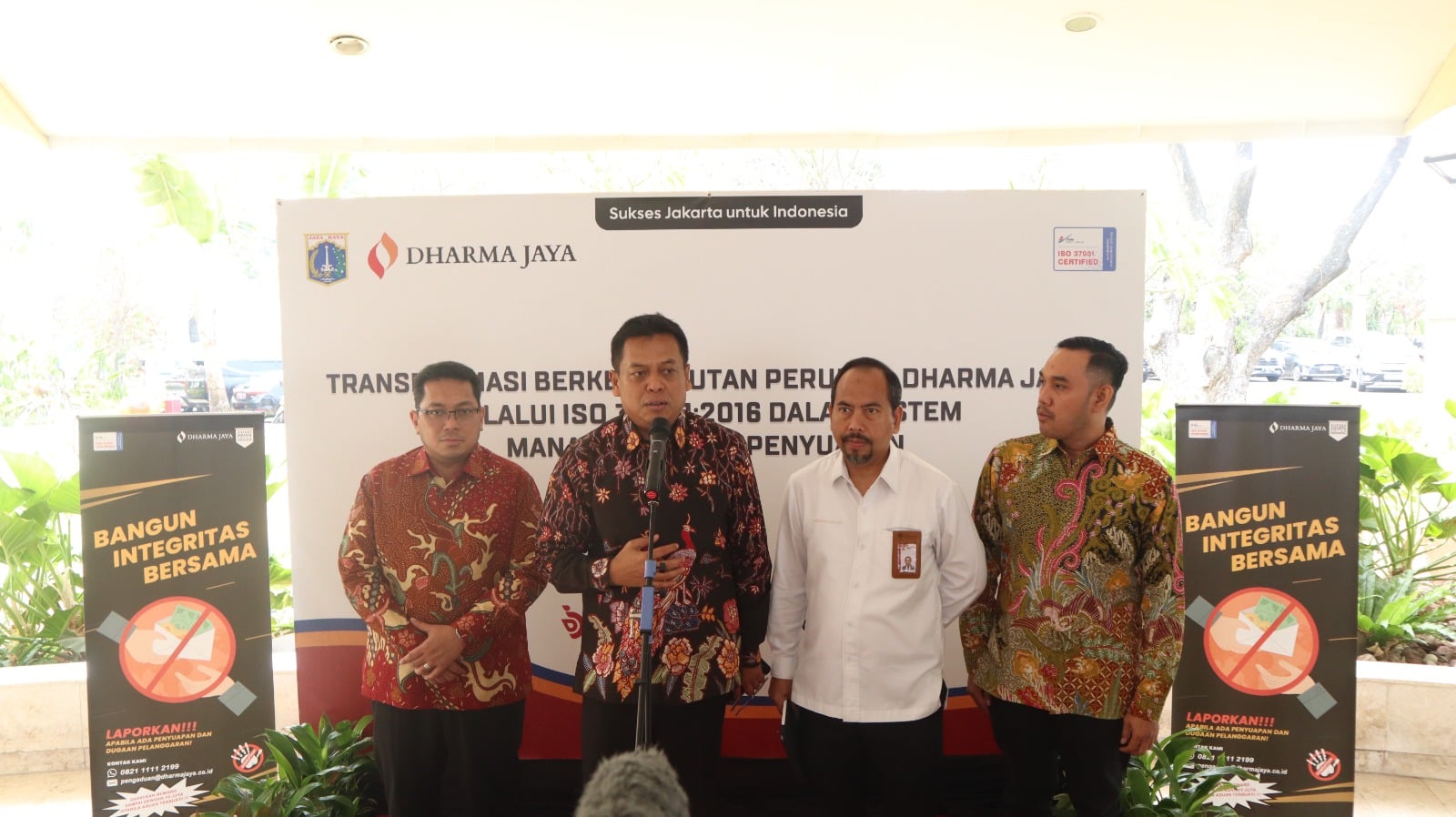 Sekda DKI Jakarta Joko Agus Setyono memberikan keterangan pers saat Perumda Dharma Jaya meraih sertifikat ISO 37001.