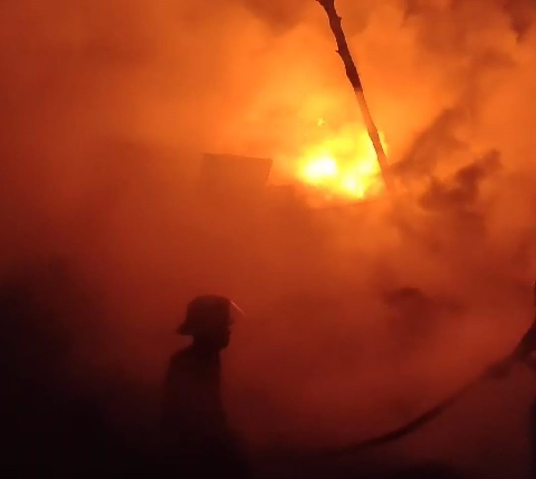 Kebakaran di pabrik kabel, Depok.