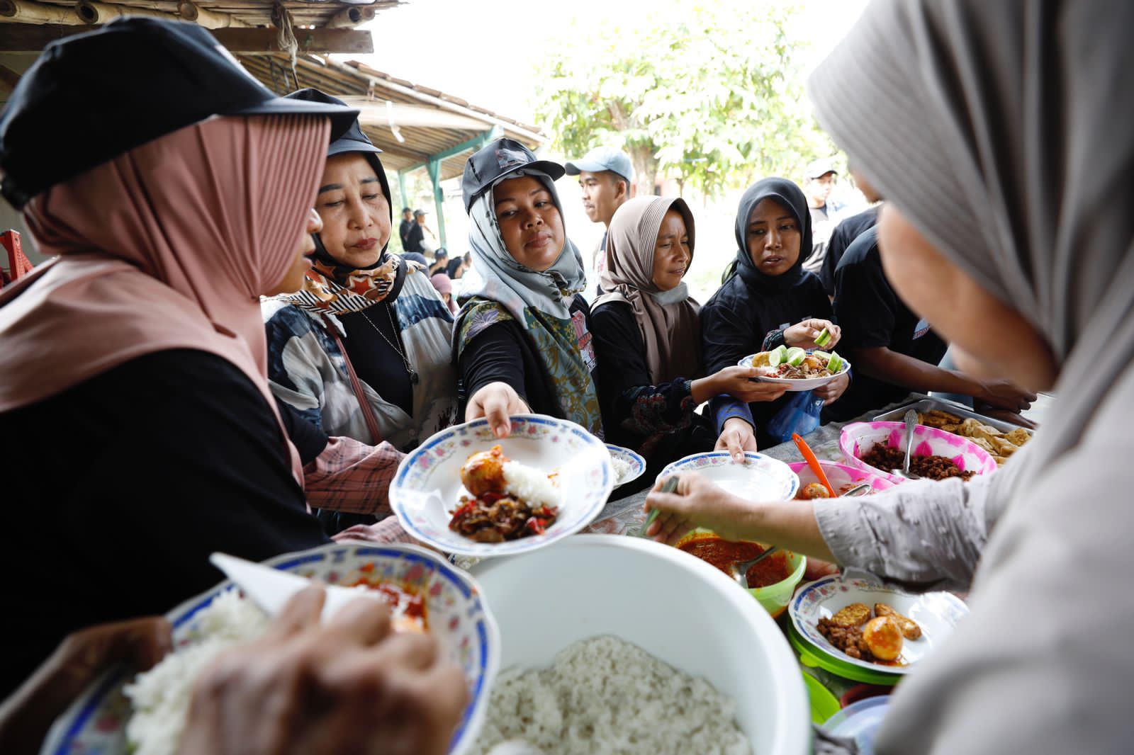 Komunitas Sopir Truk Jabar borong dagangan UMKM Karawang