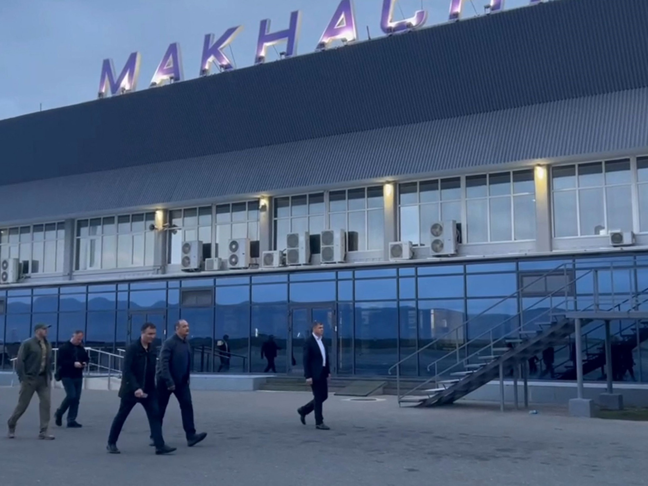 Kepala Republik Dagestan Sergei Melikov (dua dari kanan) mengunjungi bandara di Makhachkala. 