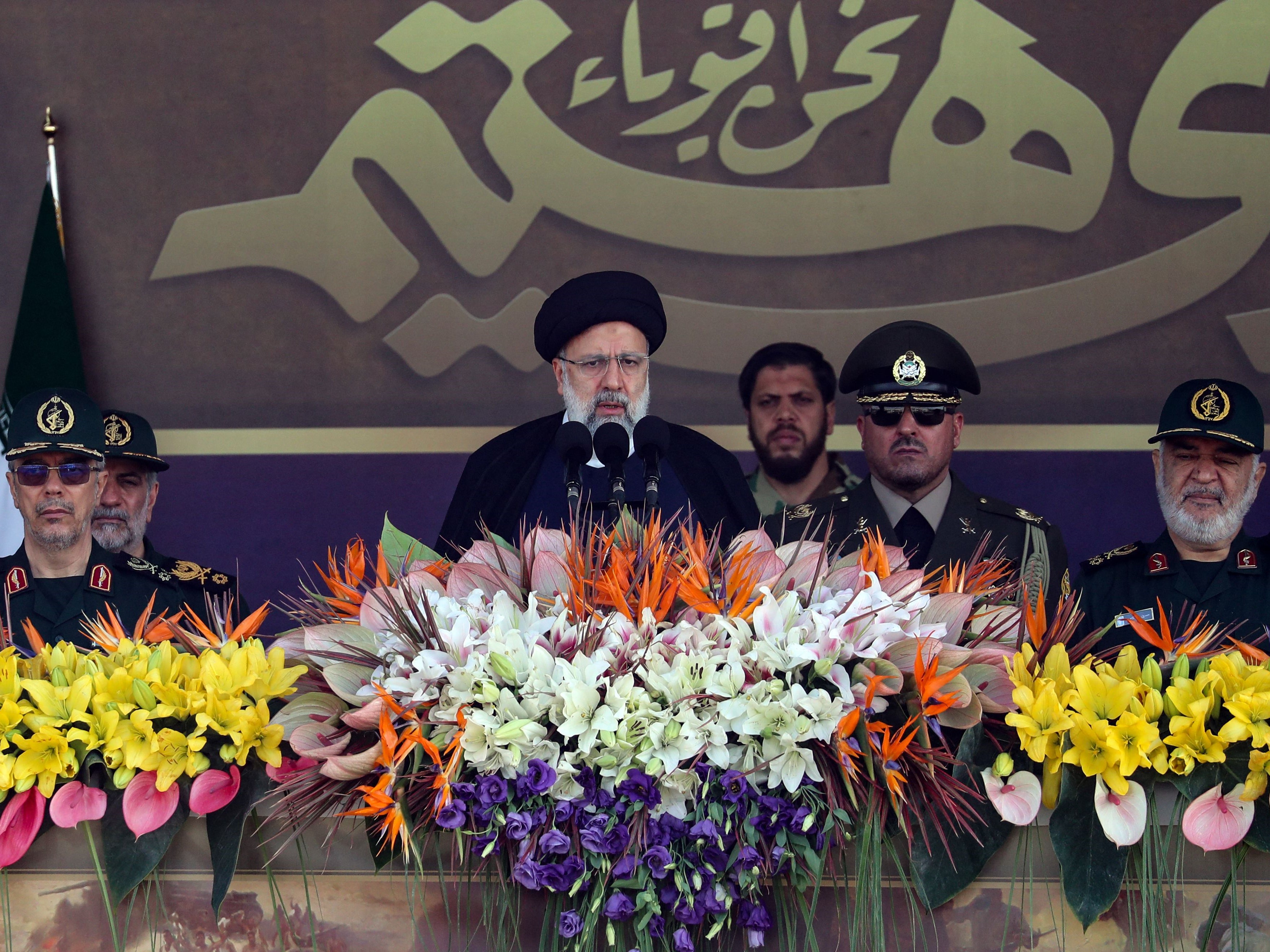 Presiden Iran Ebrahim Raisi (tengah).