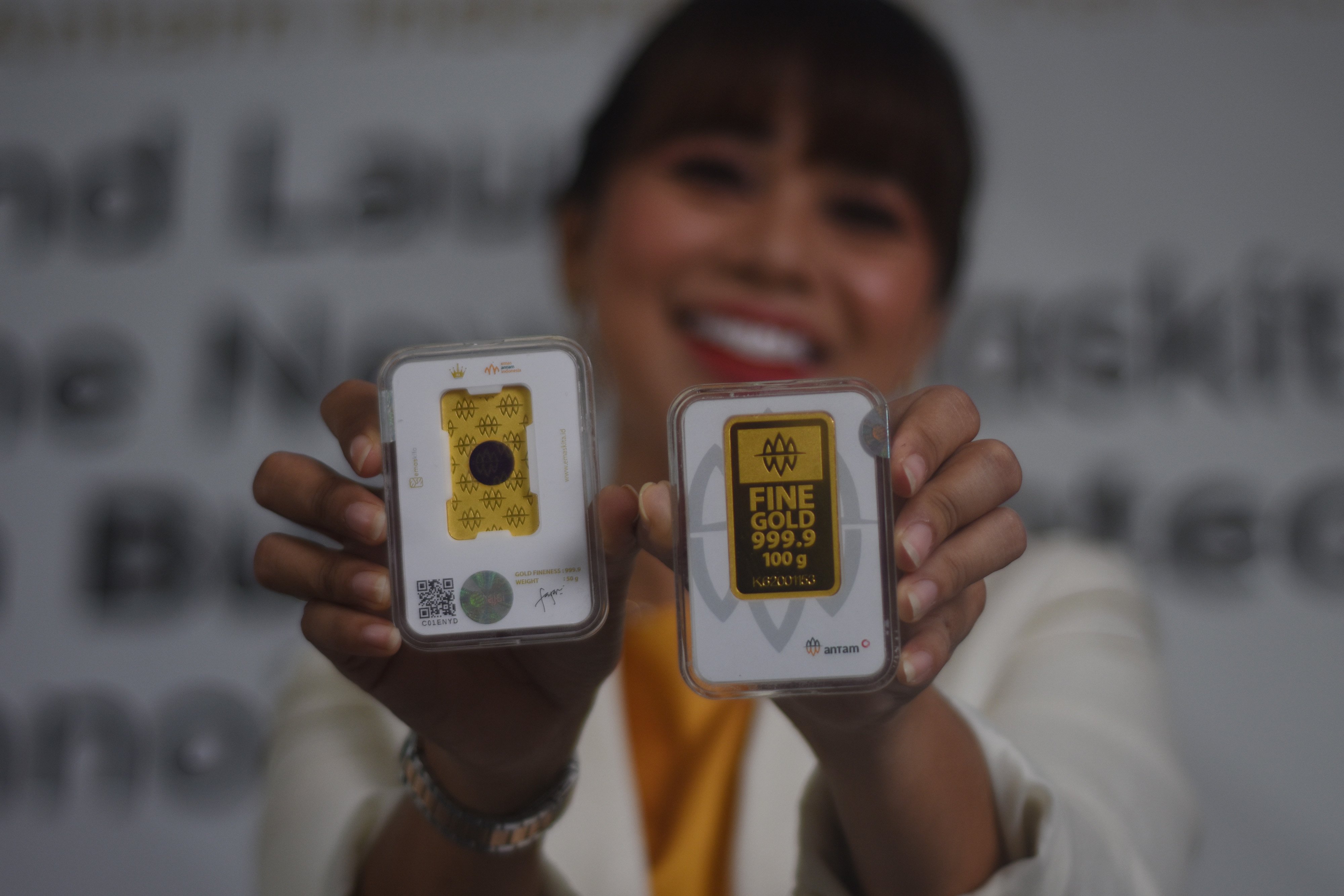  Model menunjukkan produk terbaru EmasKita saat peluncurannya di Gedung Antam, Jakarta, Selasa (12/7/2022). 