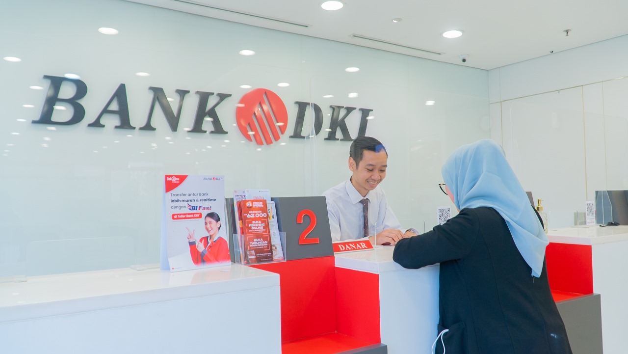 Petugas Bank DKI melayani nasabah. Pada triwulan III 2023 Bank DKI berhasil mencatatkan penyaluran kredit mendekati Rp50 triliun. 