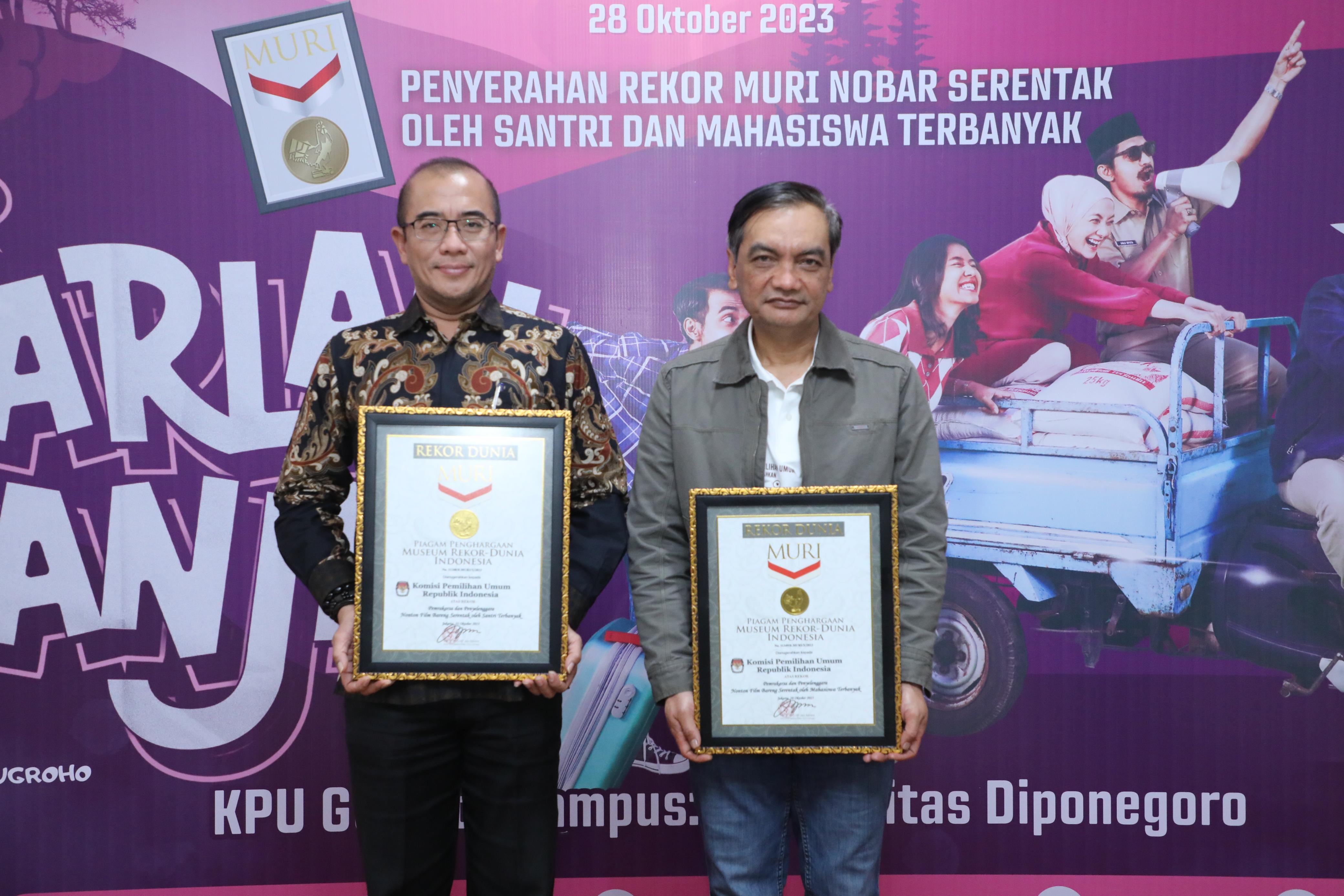 Piagam penghargaan MURI tersebut diterima langsung Ketua KPU, Hasyim Asya’ri dari perwakilan MURI, Sri Widyati.