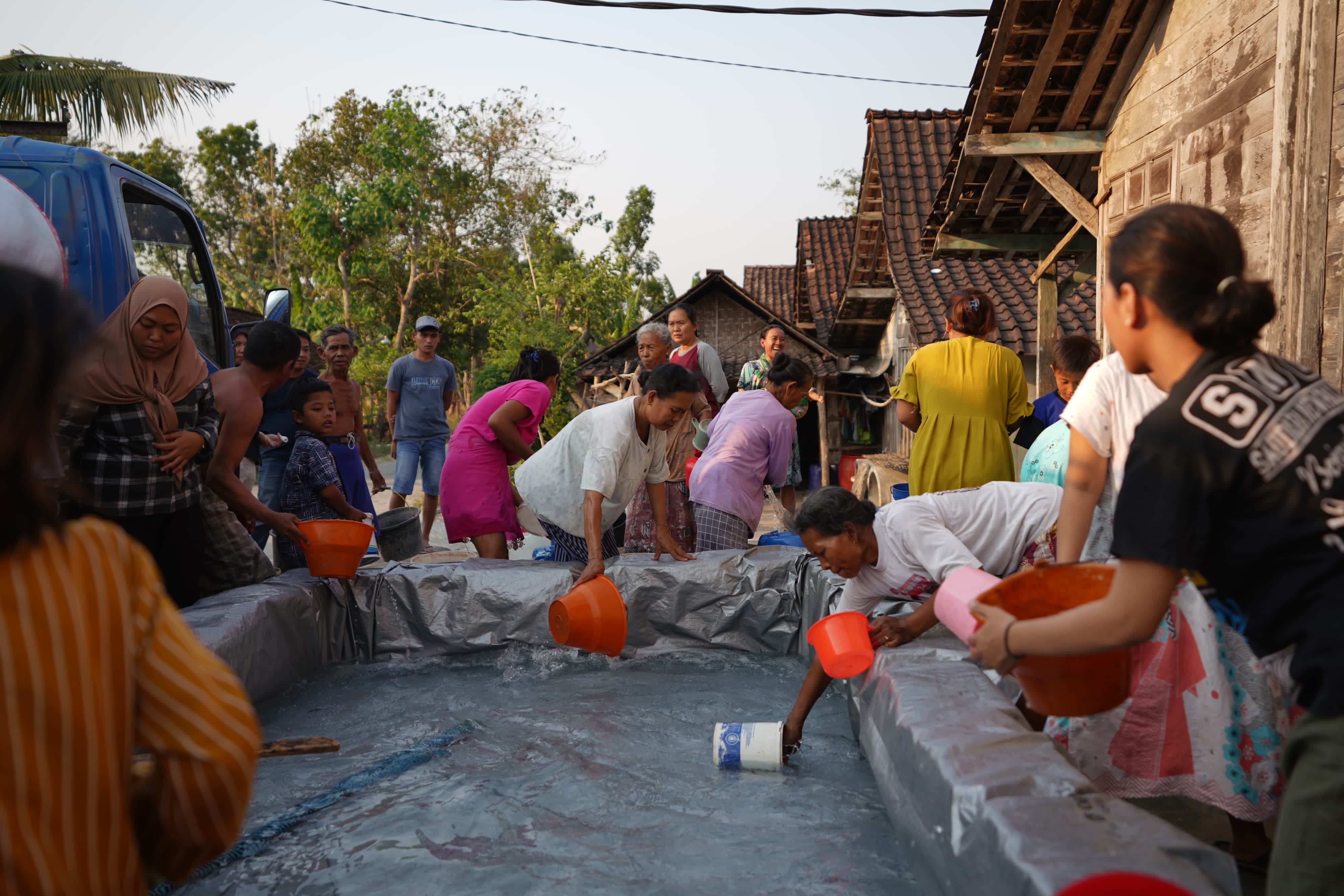 Bantuan air berish dari PT Asri Darma Sejahtera untuk masyarakat Bojonegoro