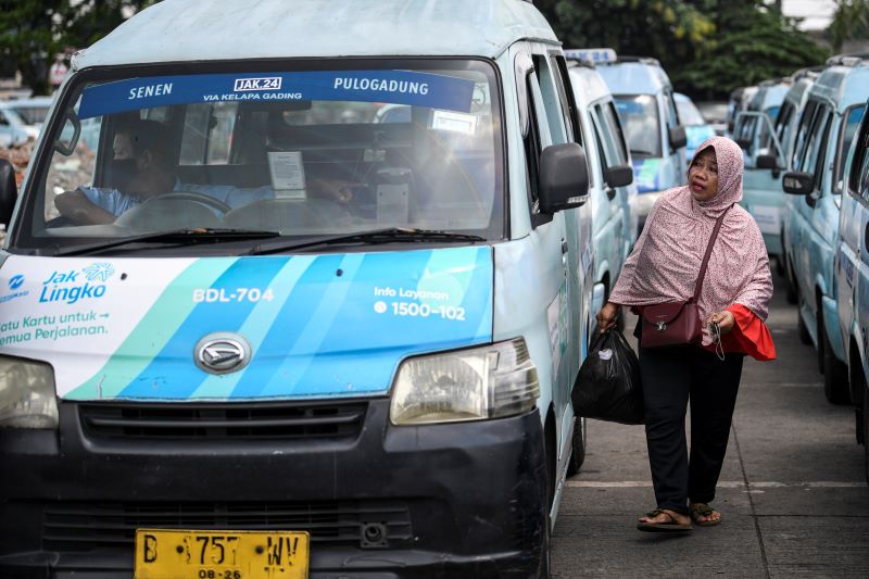 Pengemudi Mikrotrans menunggu penumpang.