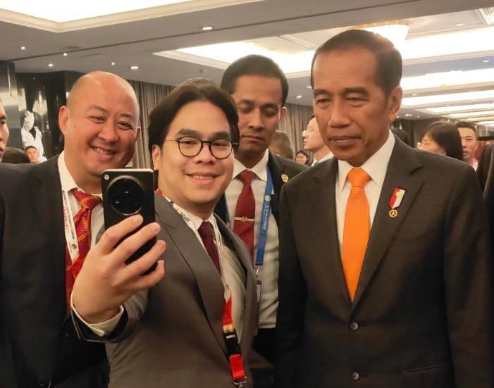 Presiden Jokowi berselfie dengan smartphone Oppo saat menghadiri Indonesia - China Business Forum di Beijing, Tiongkok.