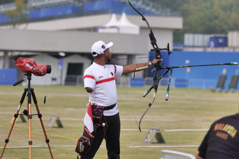 Atlet para panahan Indonesia melakukan latihan di venue berbukit di Hangzhou, yang penuh tantangan angin.