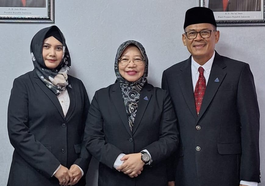 Dr. Siti Yulidhar Harunasari, M.Pd. (tengah) secara resmi dilantik sebagai Rektor Universitas LIA untuk periode 2023-2027. 