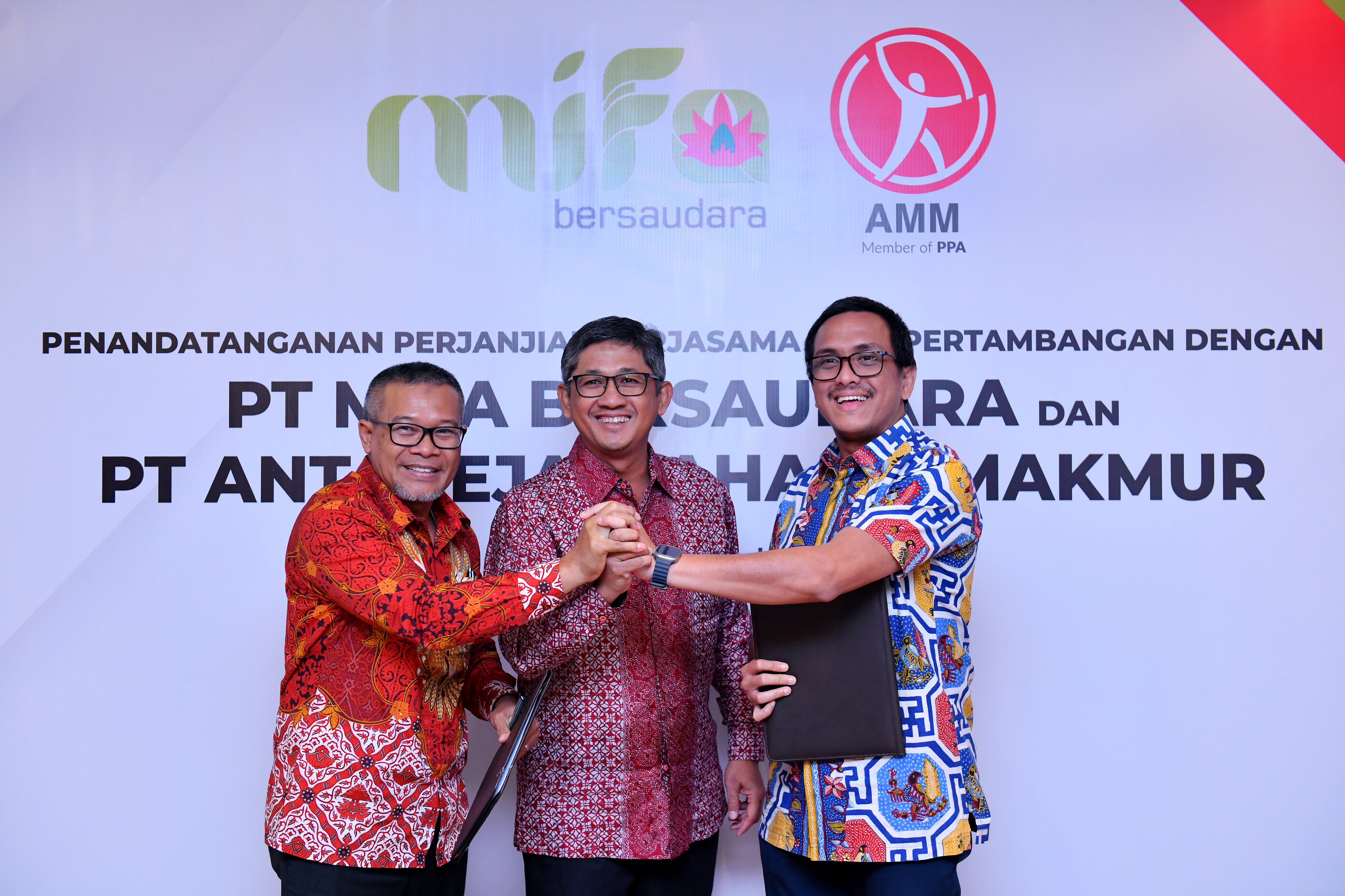 Penandatangan kontrak baru antara AMM dan Mifa Bersaudara
