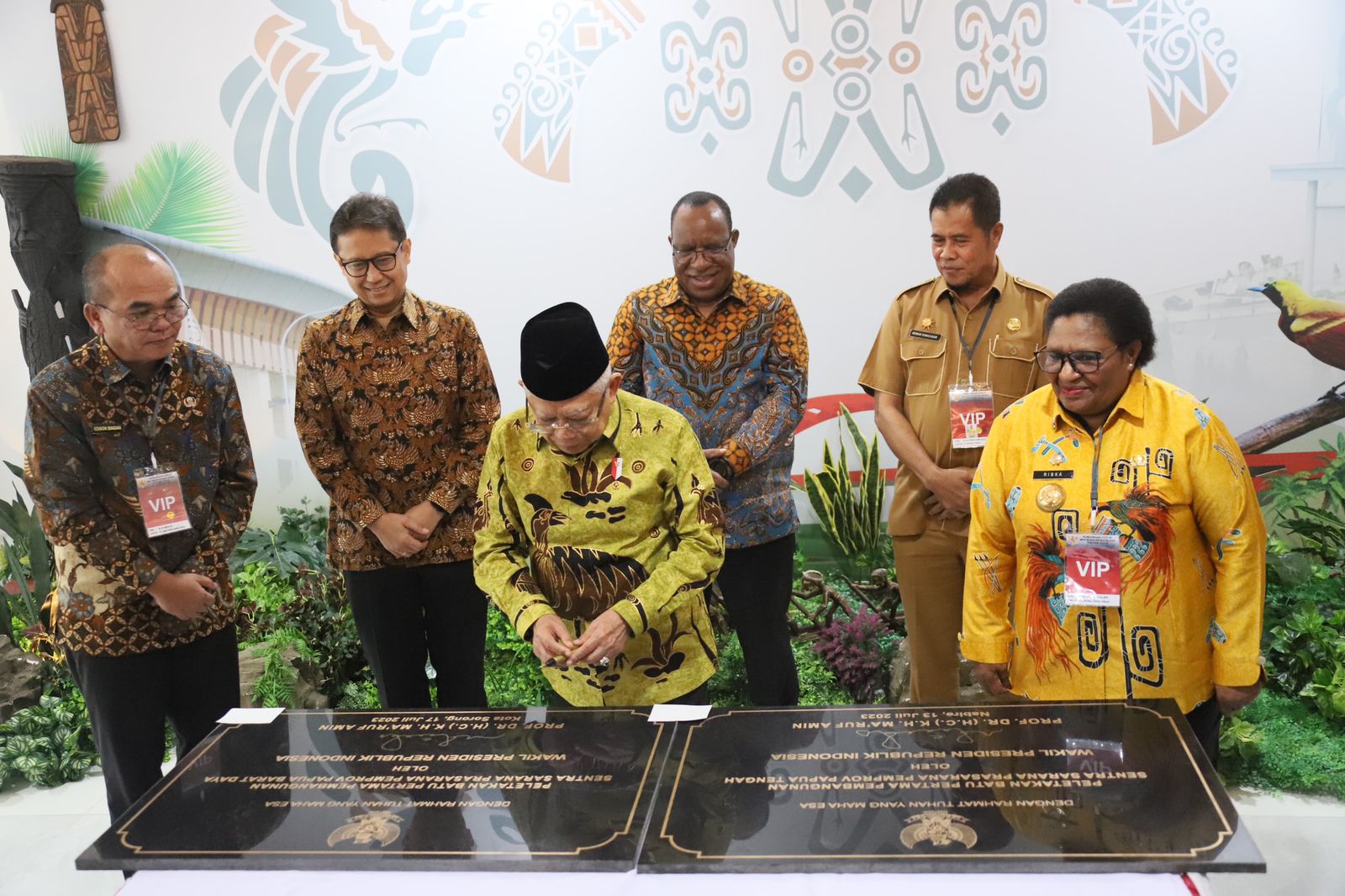 Wamendagri John Wempi Wetipo mendampingi Wakil Presiden (Wapres) Ma’ruf Amin mengawal progres percepatan pembangunan kese­jahteraan di Papua