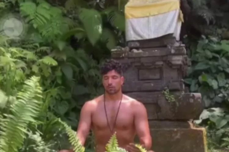 Viral sebuah video memperlihatkan bule meditasi sambil telanjang di Bali