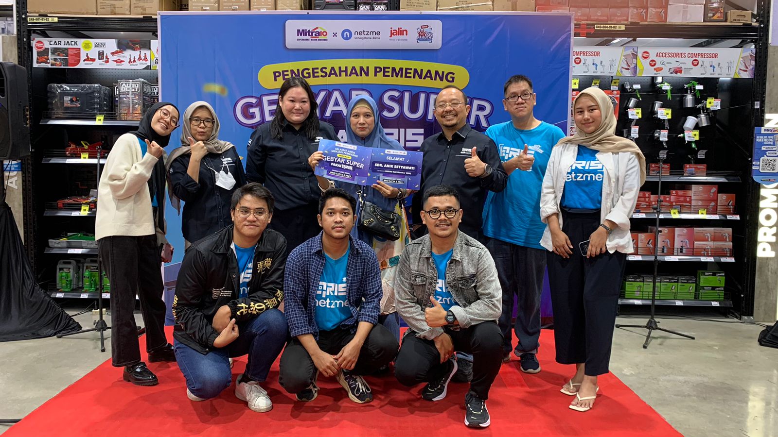 Mitra10 mengumumkan pemenang Gebyar Super Pakai QRIS Mitra10 di Mitra10 Bintaro Jaya, Tangerang Selatan, Sabtu (7/10).