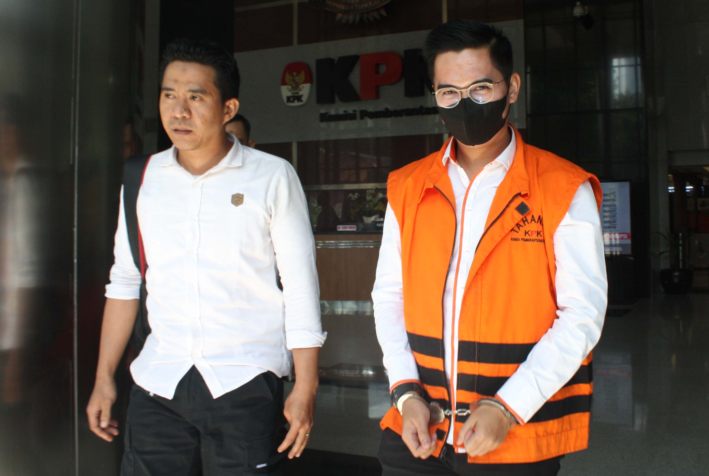 Eks Komisaris Independen PT Wika Beton (WB) Dadan Tri Yudianto (kiri) di Gedung Merah Putih KPK, Jakarta.