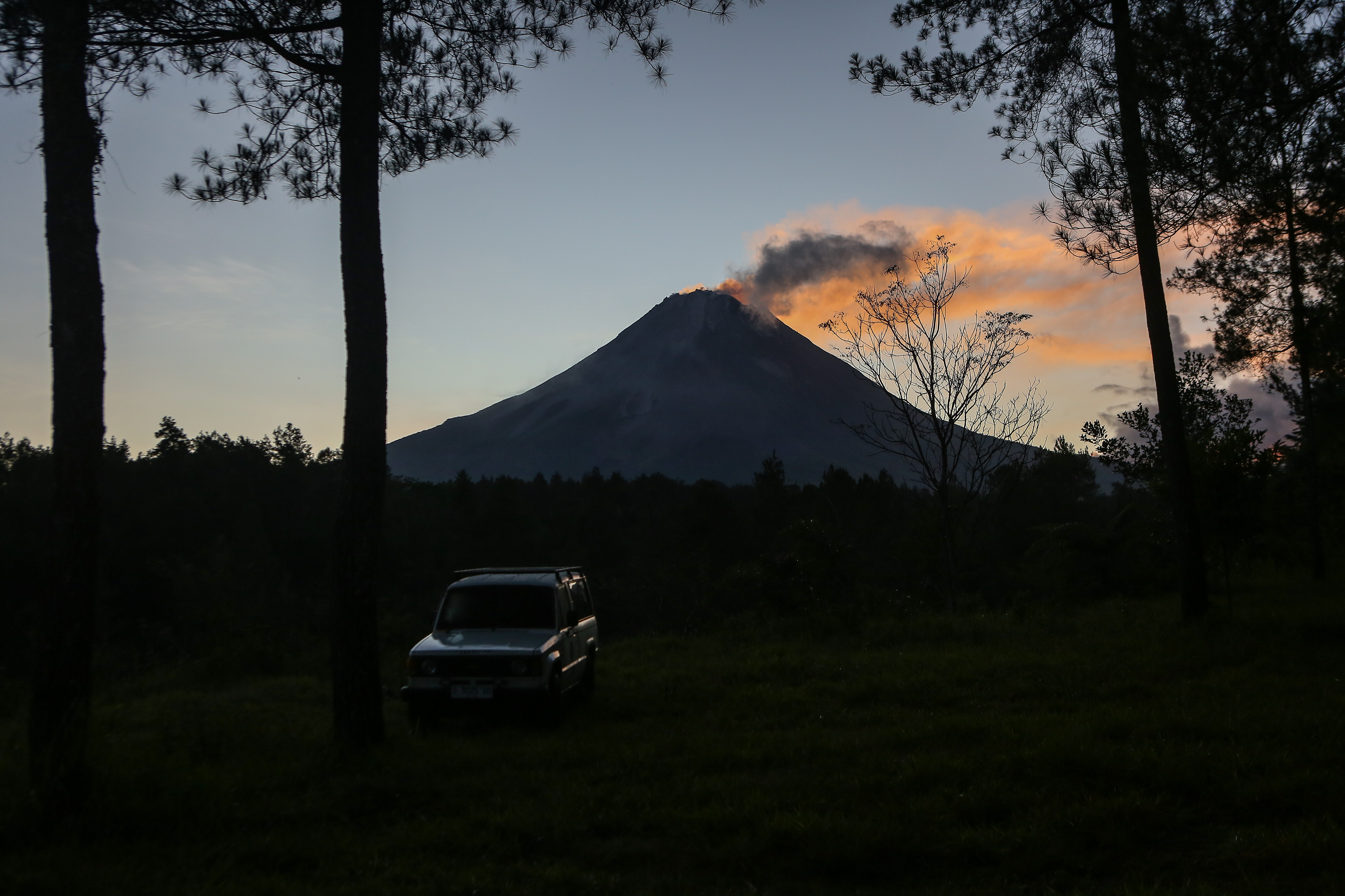 Ilustrasi.Asap solfatara keluar dari kubah lava Gunung Merapi terlihat dari Srumbung, Magelang, Jawa Tengah, Jumat (30/6/2023)