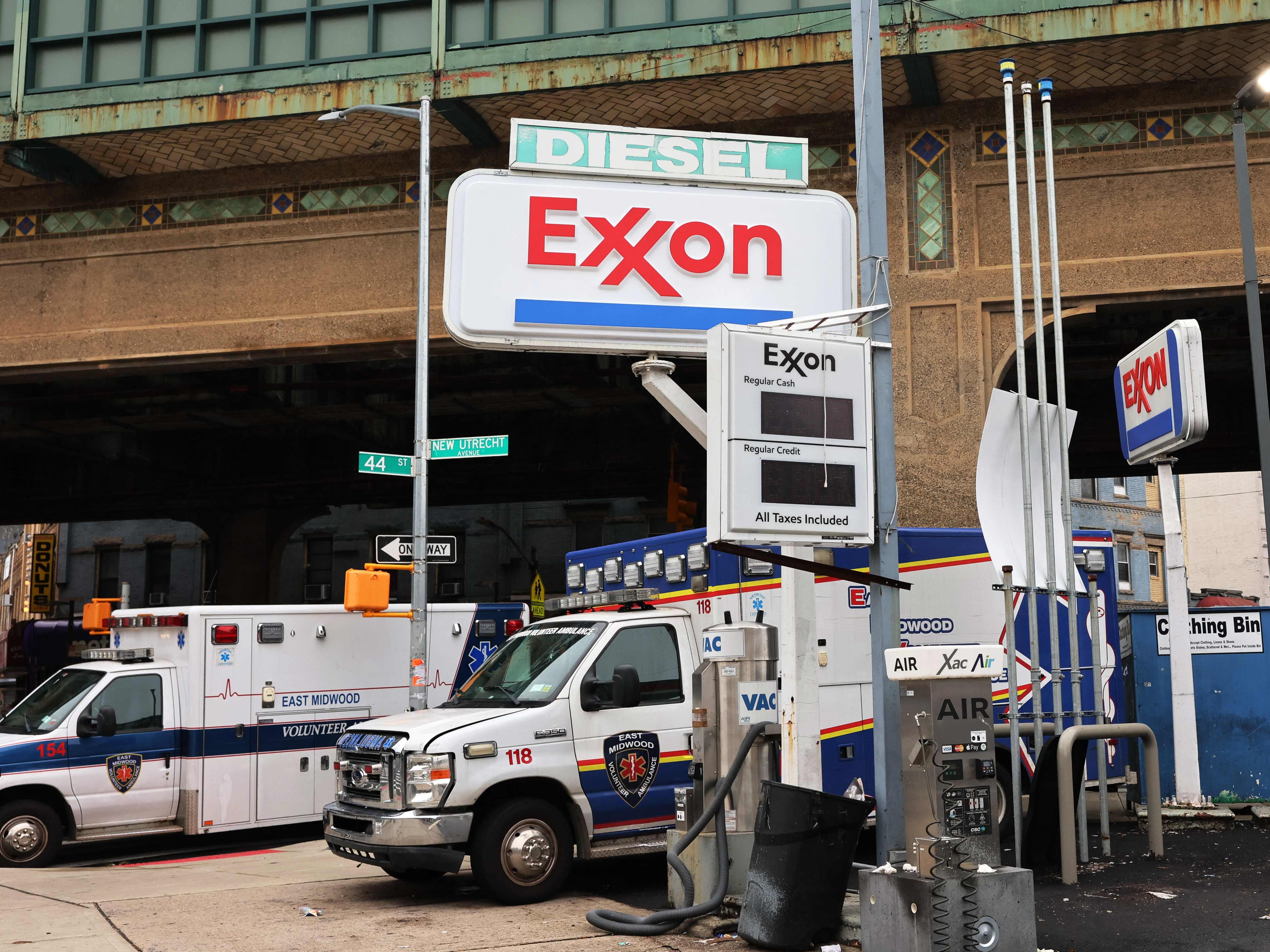 Pompa bensin Exxon terlihat pada 6 Oktober 2023 di wilayah Brooklyn, New York City.