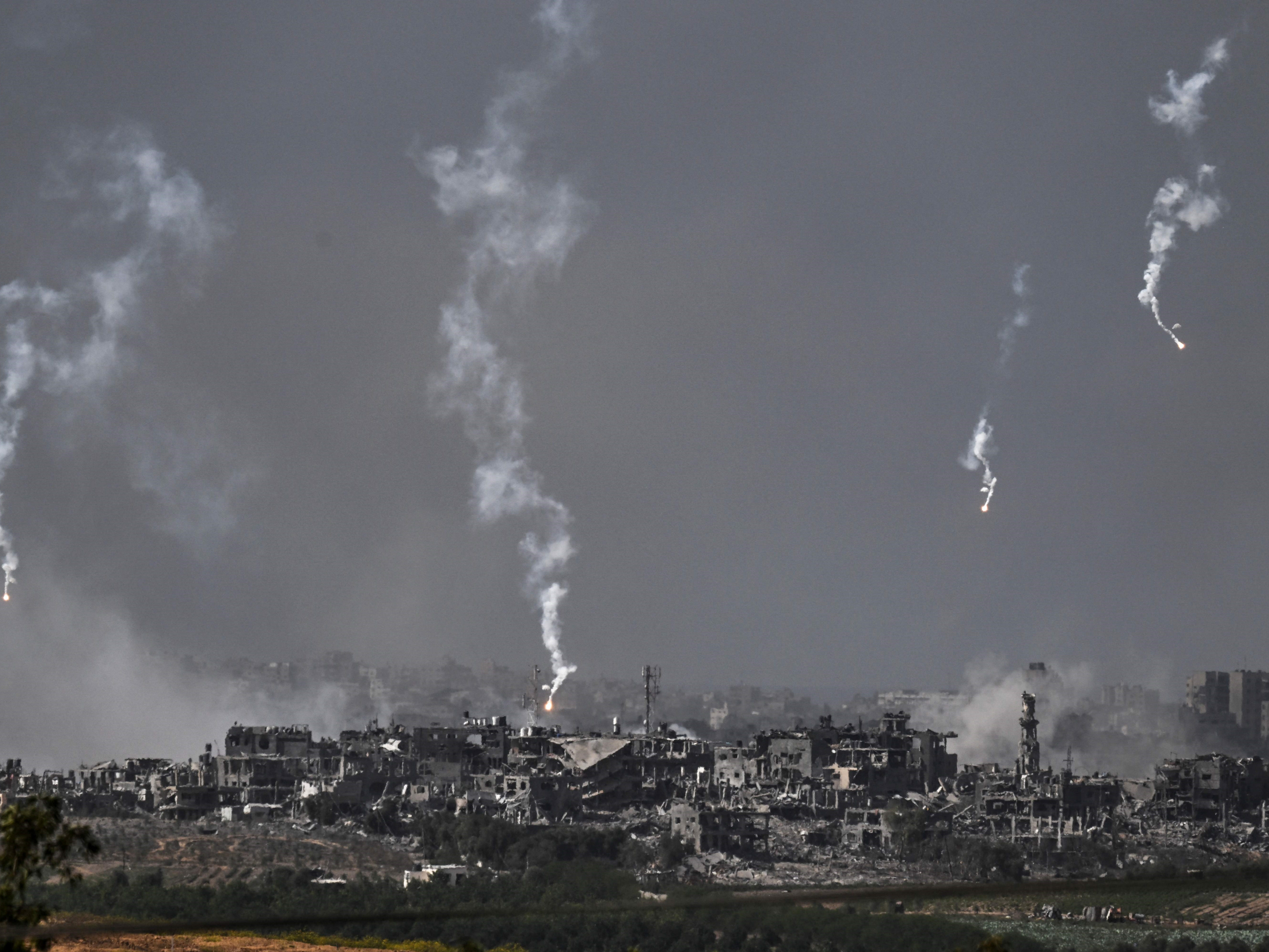 Suar yang dijatuhkan oleh pasukan Israel di atas utara Jalur Gaza, pada 30 Oktober 2023.