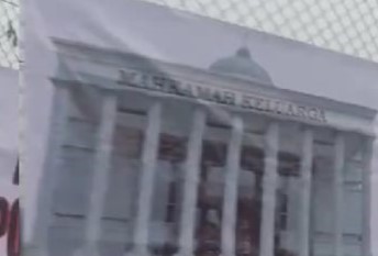 Spanduk bertuliskan 'Mahkamah Keluarga' di flyover Martadinata Kota Bogor, Jawa Barat, Minggu (15/10)    