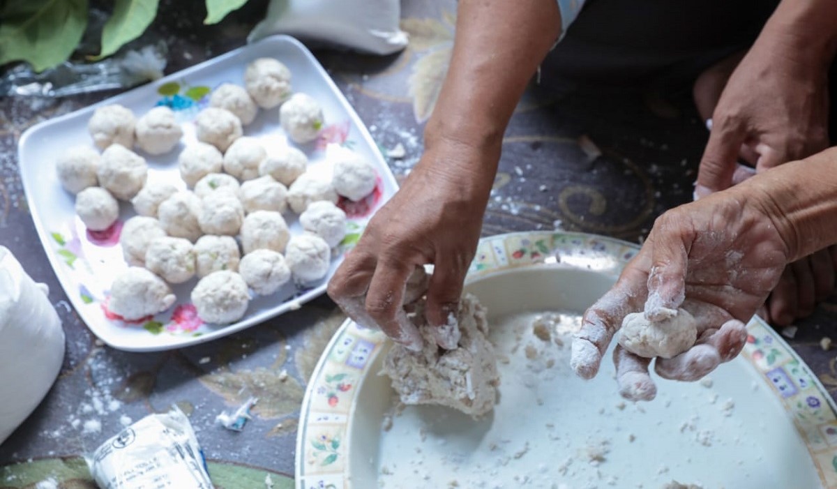 Komunitas Nelayan Pesisir (KNP) menggelar kegiatan pembuatan pempek
