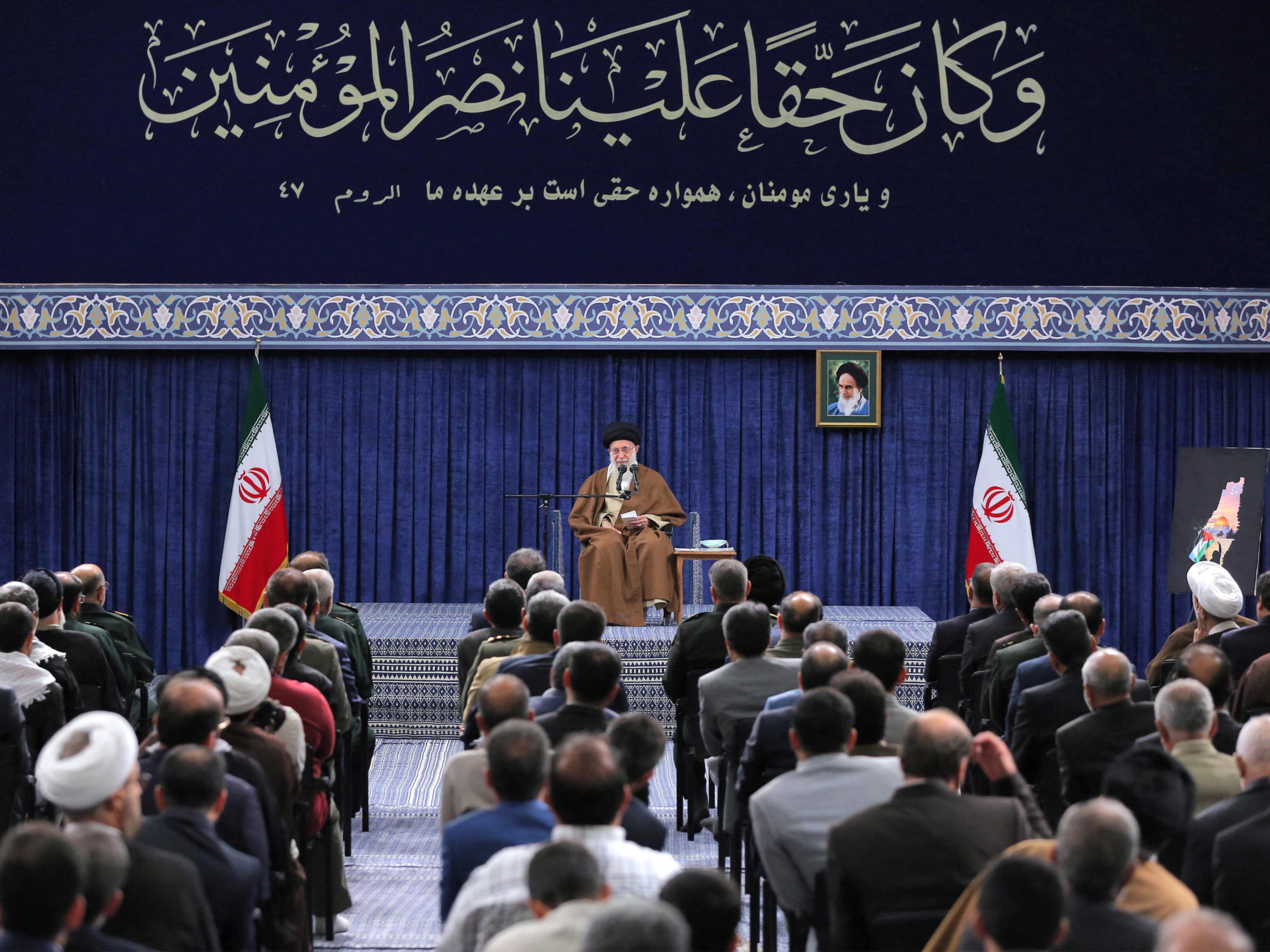 Pemimpin Tertinggi Iran Ayatollah Ali Khamenei menunjukkan dia berbicara di depan audiensi di Teheran pada 25 Oktober 2023.