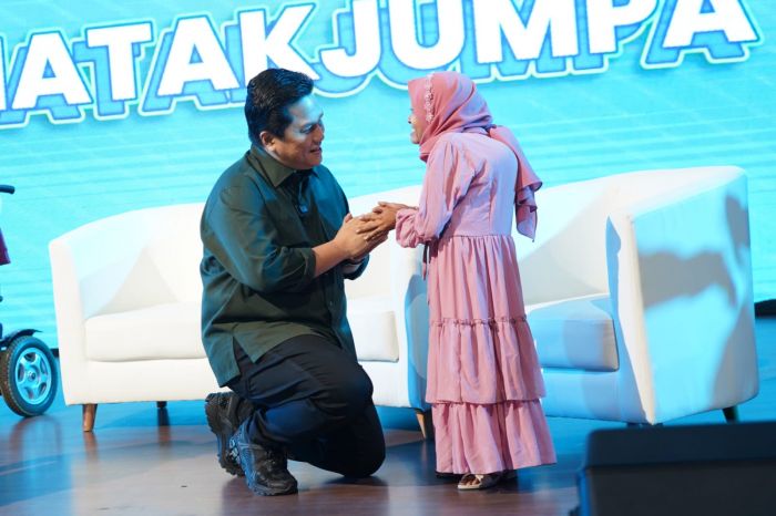 Menteri BUMN Erick Thohir berbincang dengan masyarakat disabilitas