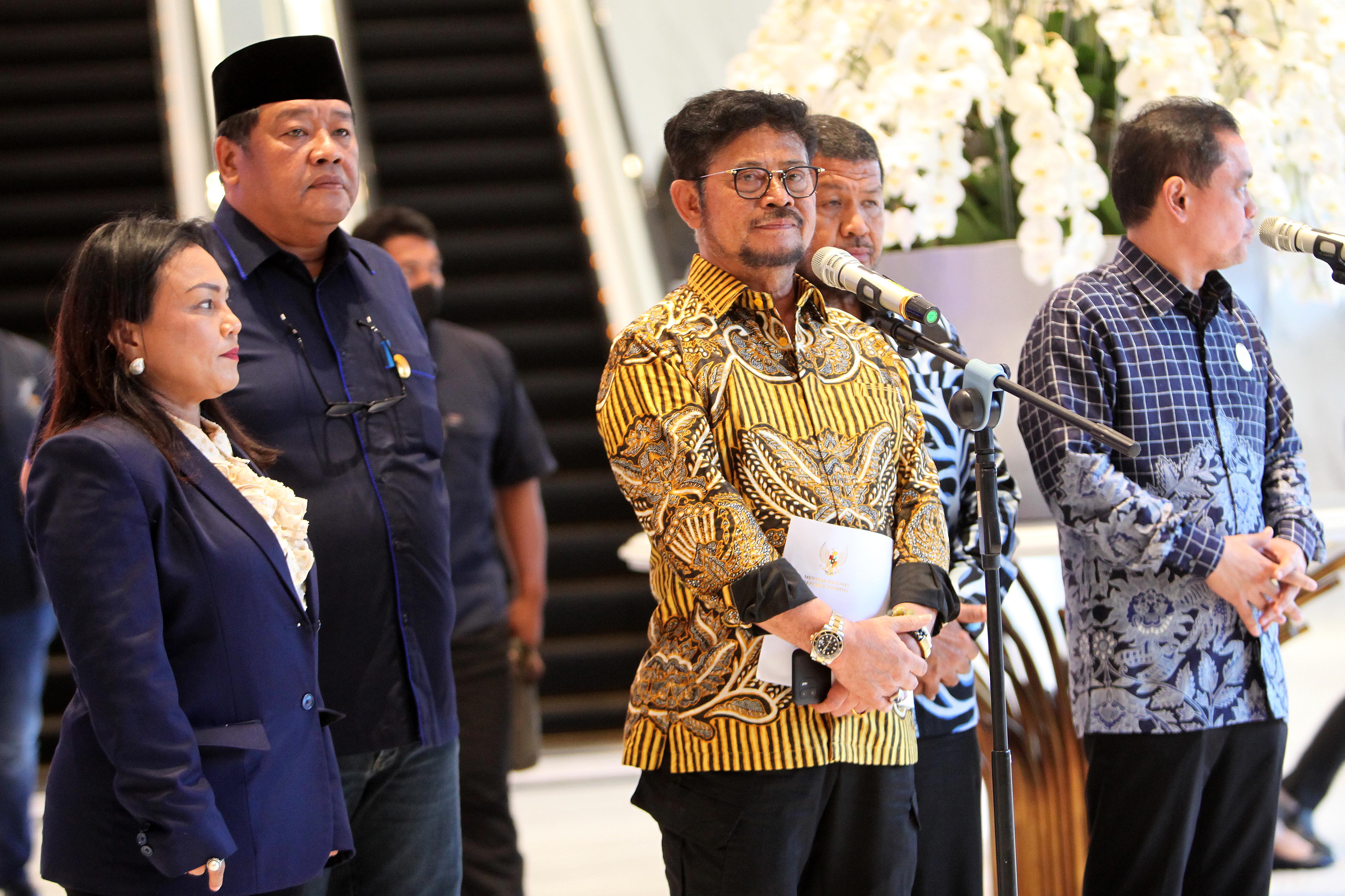 Kader Partai NasDem yang juga Menteri Pertanian (Mentan) Syahrul Yasin Limpo (tengah) 