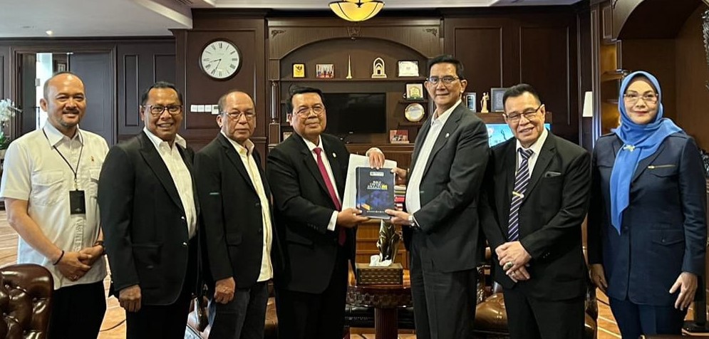 DPN Peradi menyerahkan Buku Daftar Anggota Peradi kepada Ketua MA Muhammad Syarifuddin 