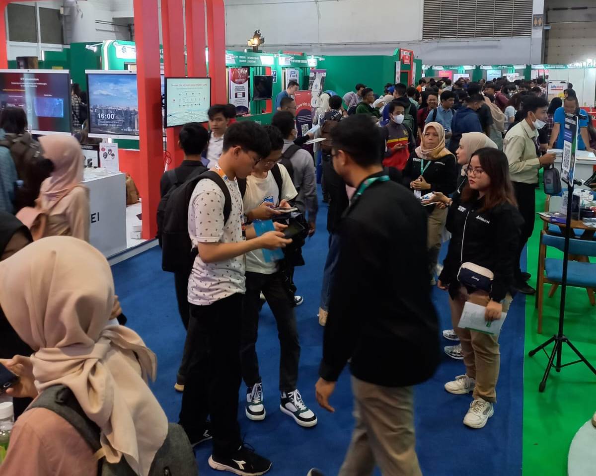 Para pengunjung memadati Festival Pelatihan Vokasi dan Job Fair Nasional 2023 di JIExpo Kemayoran Jakarta.
