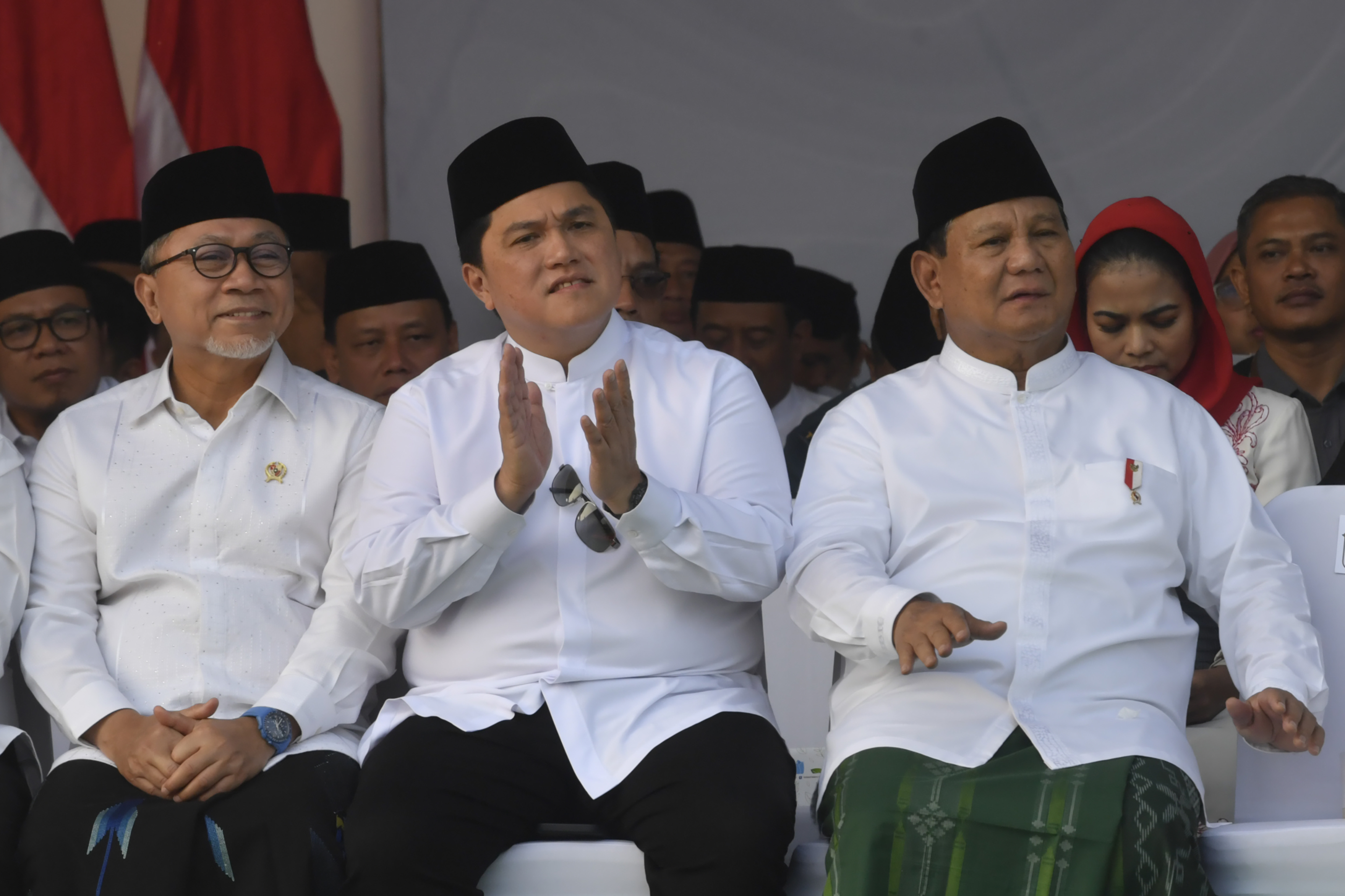 Prabowo Subianto (kanan) dan Erick Thohir (tengah) serta Zulkifli Hasan (kiri) saat apel Hari Santri Nasional di Tugu Pahlawan
