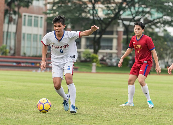 Rumput dari lapangan sepak bola Universitas Pelita Harapan dipergunakan di Jakarta Internasional Stadium.