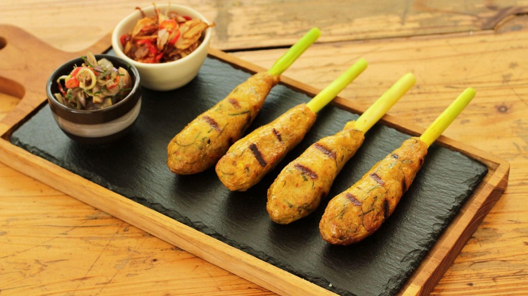 Sate lilit khas Bali dapat dinikmati di Rustik Resto Hotel Harper MT Haryono.