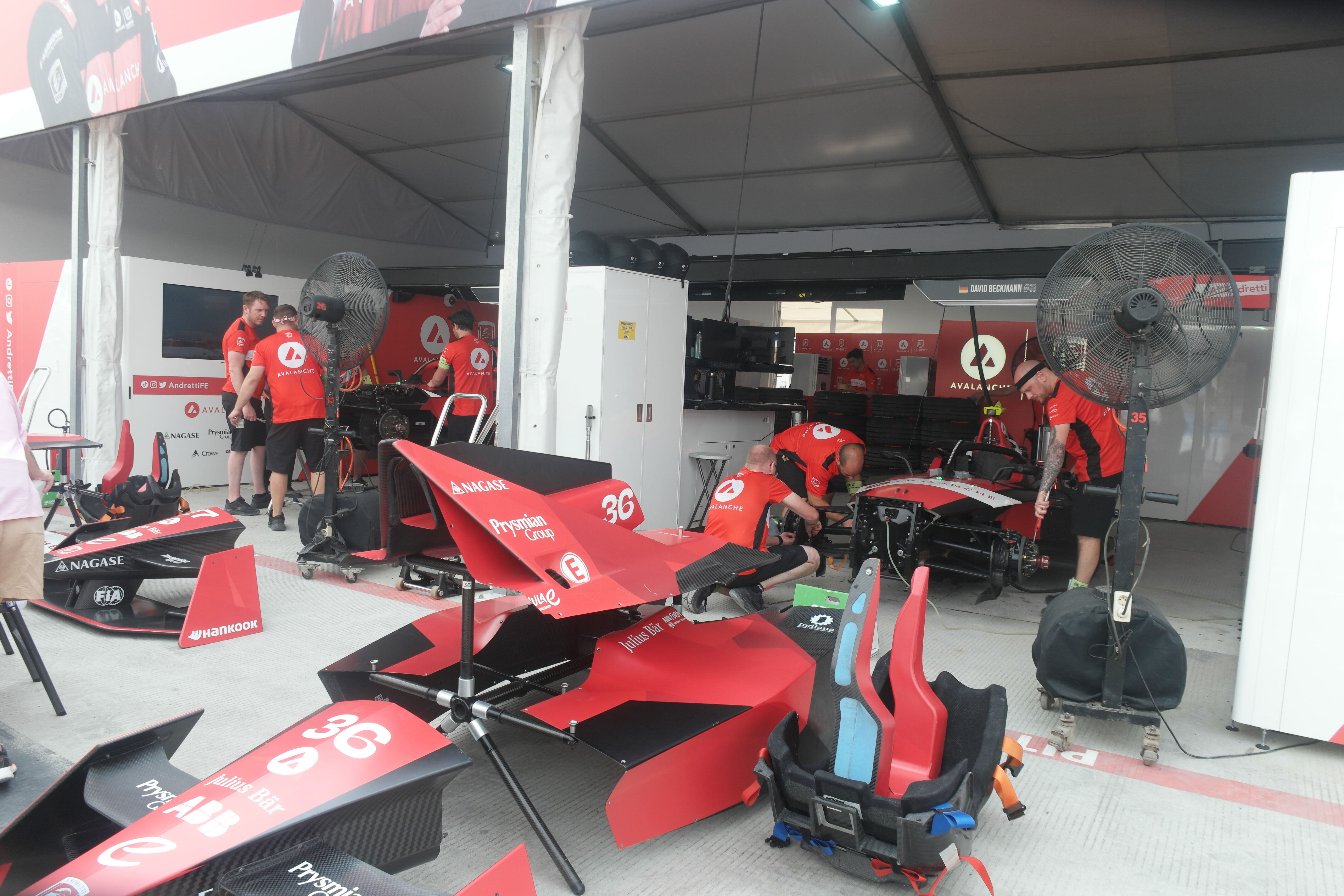 Kru balap mobil Formula E menyiapkan mobil yang akan digunakan untuk balapan