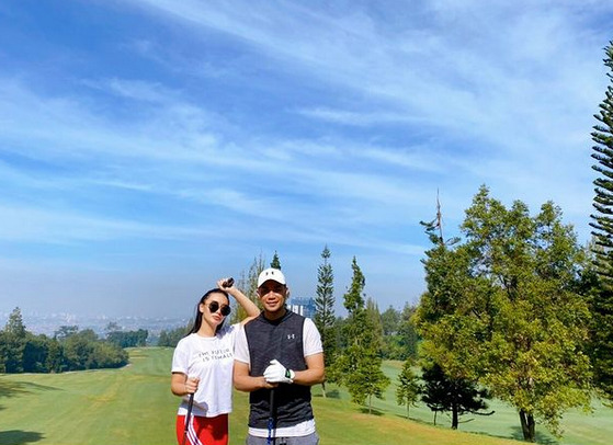 Zaskia Gotik bersama suaminya Sirajudin Machmud yang jadi saksi kasus korupsi pembangunan gereja di Mimika, Papua.