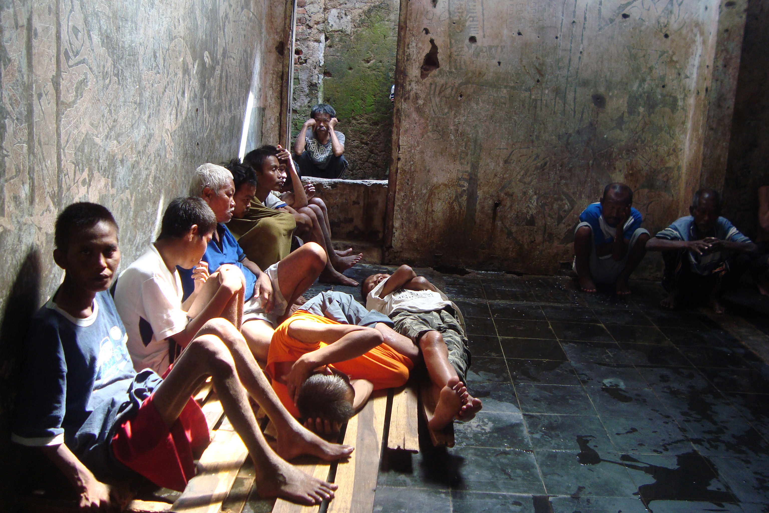 Anak-anak jalanan dan gelandangan yang tidak mendapat perhatian dari keluarganya, ditampung dan dirawat oleh Yayasan Matahari Hati.