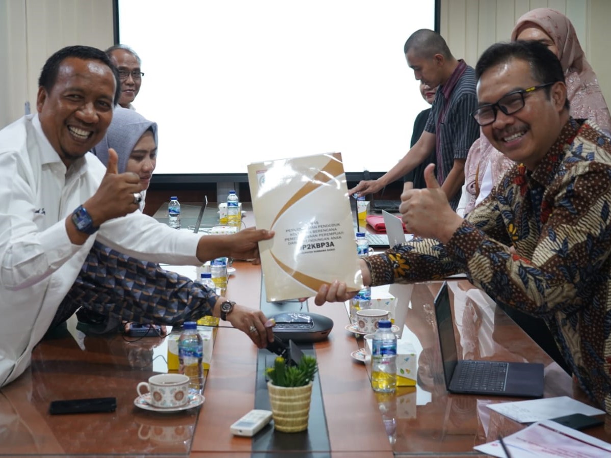 Wakil Bupati Sumbawa Barat Fud Syaifuddin (kiri) dan Kepala Badan Kependudukan dan Keluarga Berencana Nasional Hasto Wardoyo.