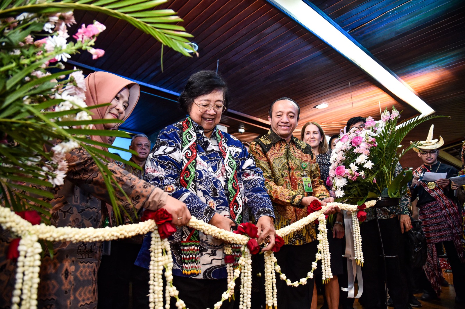 Menteri LHK Siti Nurbaya meresmikan Rumah Kolaborasi dan Konsultasi Iklim dan Karbon (RK2IK) di Jakarta, Selasa (24/10/2023).