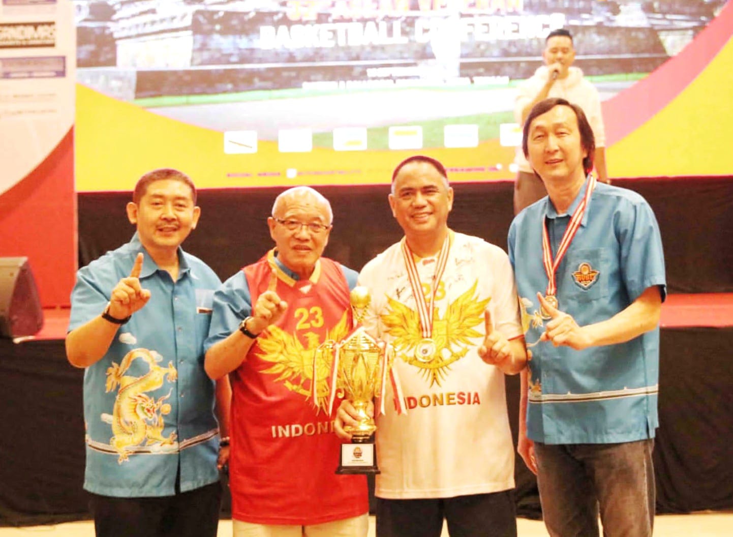 Trofi juara AVBC untuk klub basket BULS Asaba