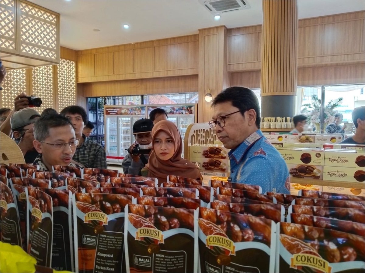 Penjabat Wali Kota Yogyakarta, Singgih Raharjo melihat oleh-oleh yang dipajang, Jumat (27/10).