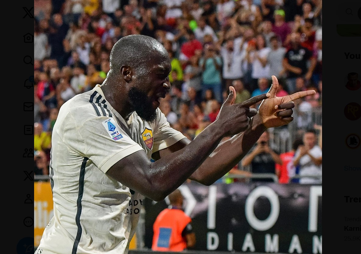 Penyerang AS Roma Romelu Lukaku melakukan selebrasi usai mencetak gol ke gawang Cagliari di laga Serie A.