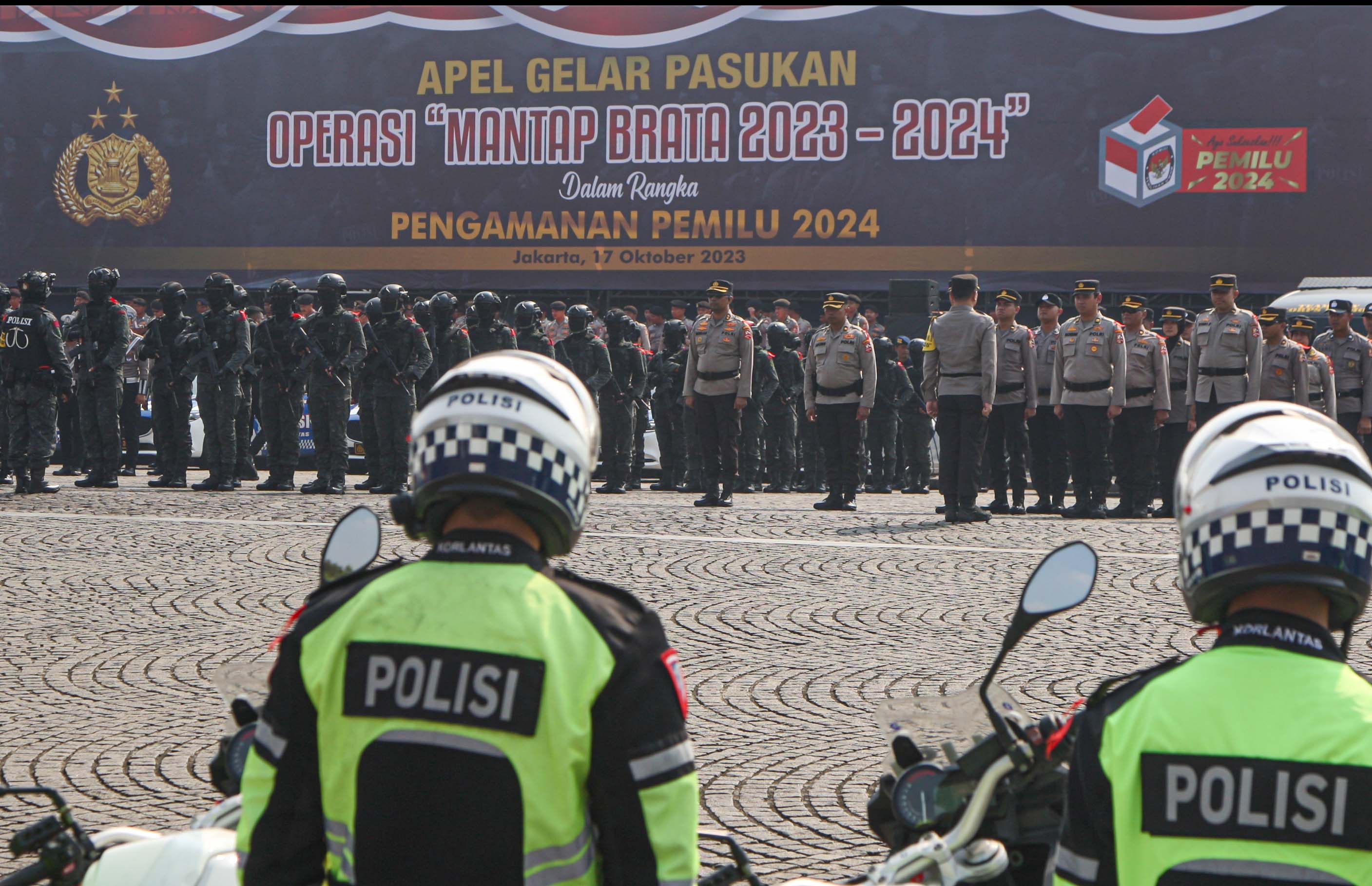 Personel kepolisian mengikuti saat Apel Gelar Pasukan Operasi Mantap Brata 2023-2024 di Silang Monas, Jakarta, Selasa (17/10/2023). 