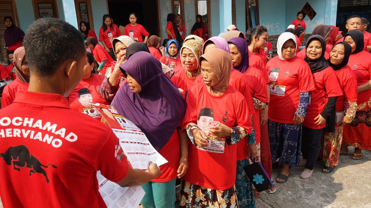 Relawan Sedulur Saklawase menggelar kegiatan yang menarik ibu-ibu di di Kecamatan Suruh, Kabupaten Semarang, Jawa Tengah.  