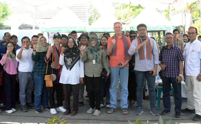 Perwakilan Bank Dunia, Ijsbrand De Jong (keempat dari kanan) di Lombok Tengah, NTB