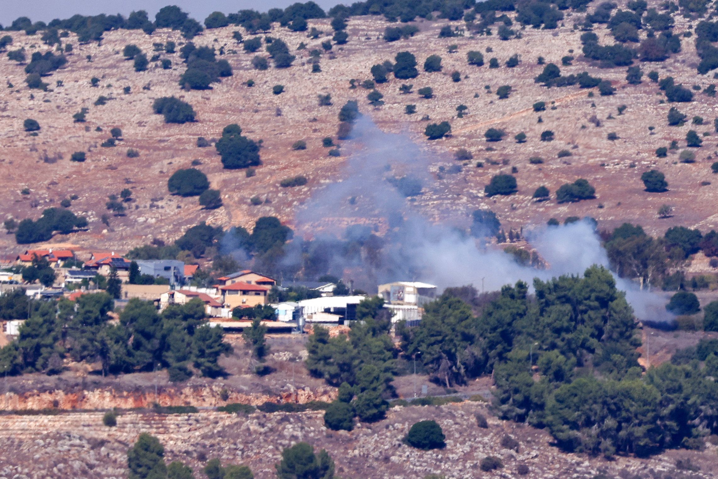 Asap membumbung tinggi di wilayah pemukiman Lebanon Selatan 