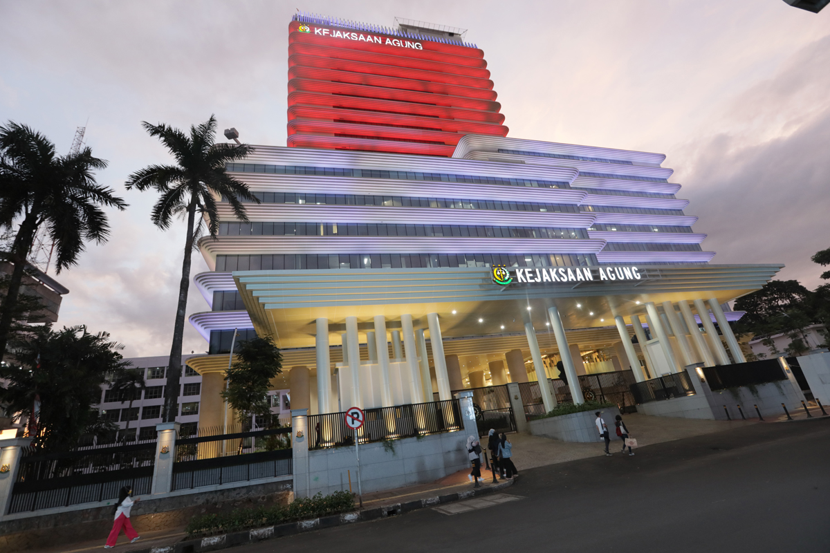 Kejaksaan mulai menelisik pihak BUMN dalam kasus dugaan korupsi impor gula di Kementerian Perdagangan.