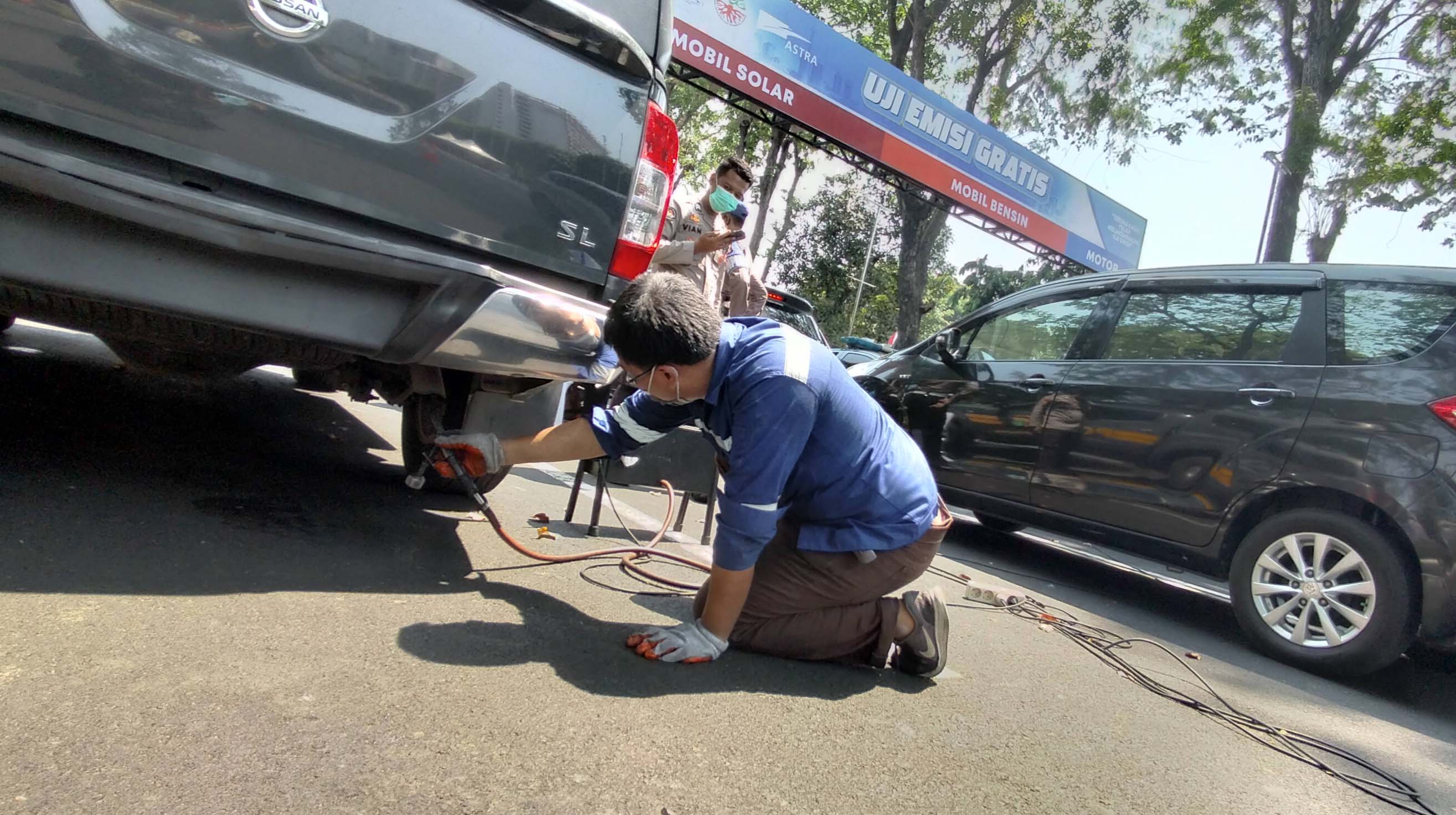Ilustrasi--Petugas Uji Emisi mwlakukan pengecekan terhadap kendaraan bermotor yang melakukan uji emisi di Parkir Apec GBK, Jakarta Pusat.