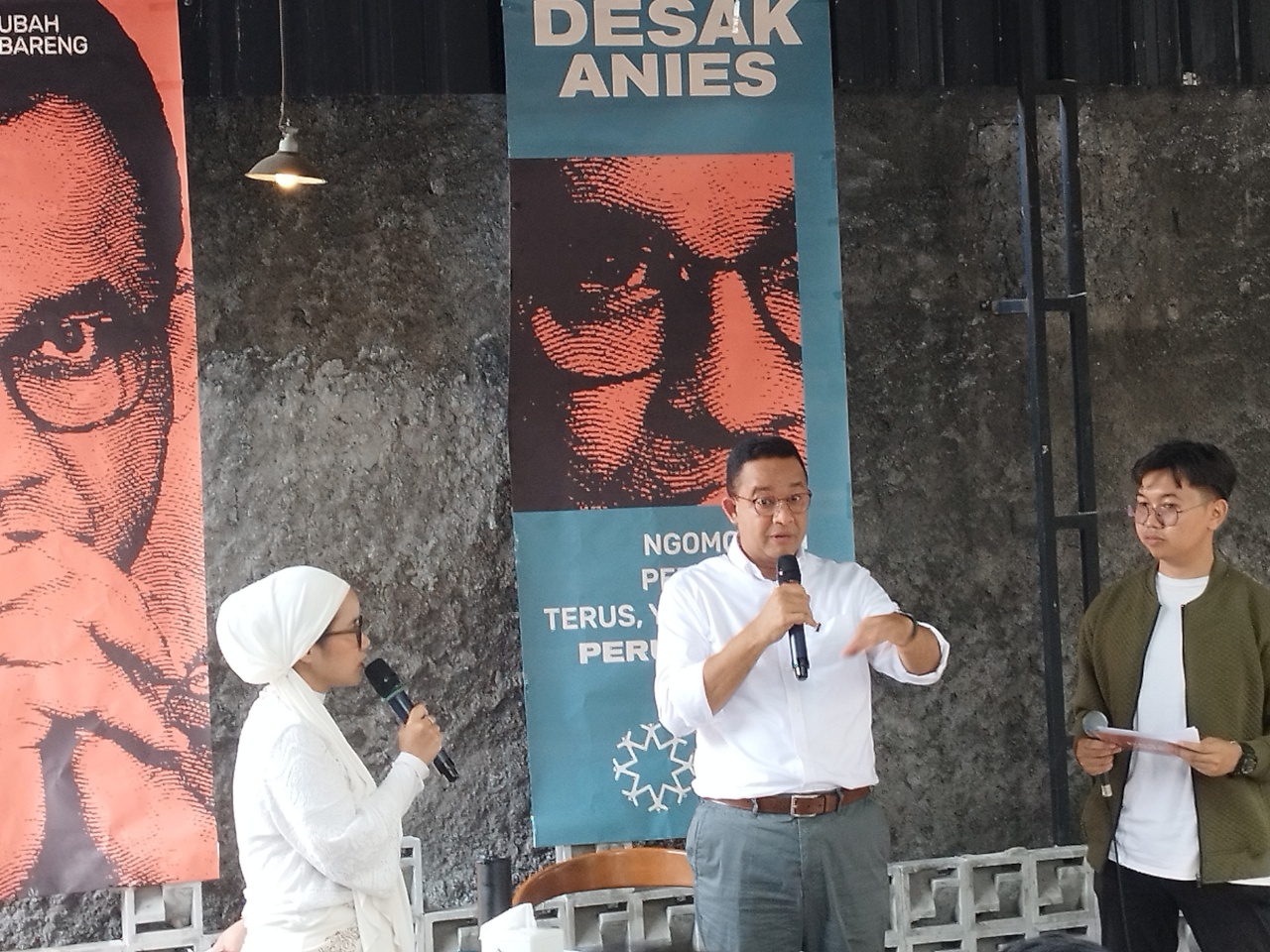 Bacapres Anies Baswedan berbincang dengan anak muda di forum Desak Anies