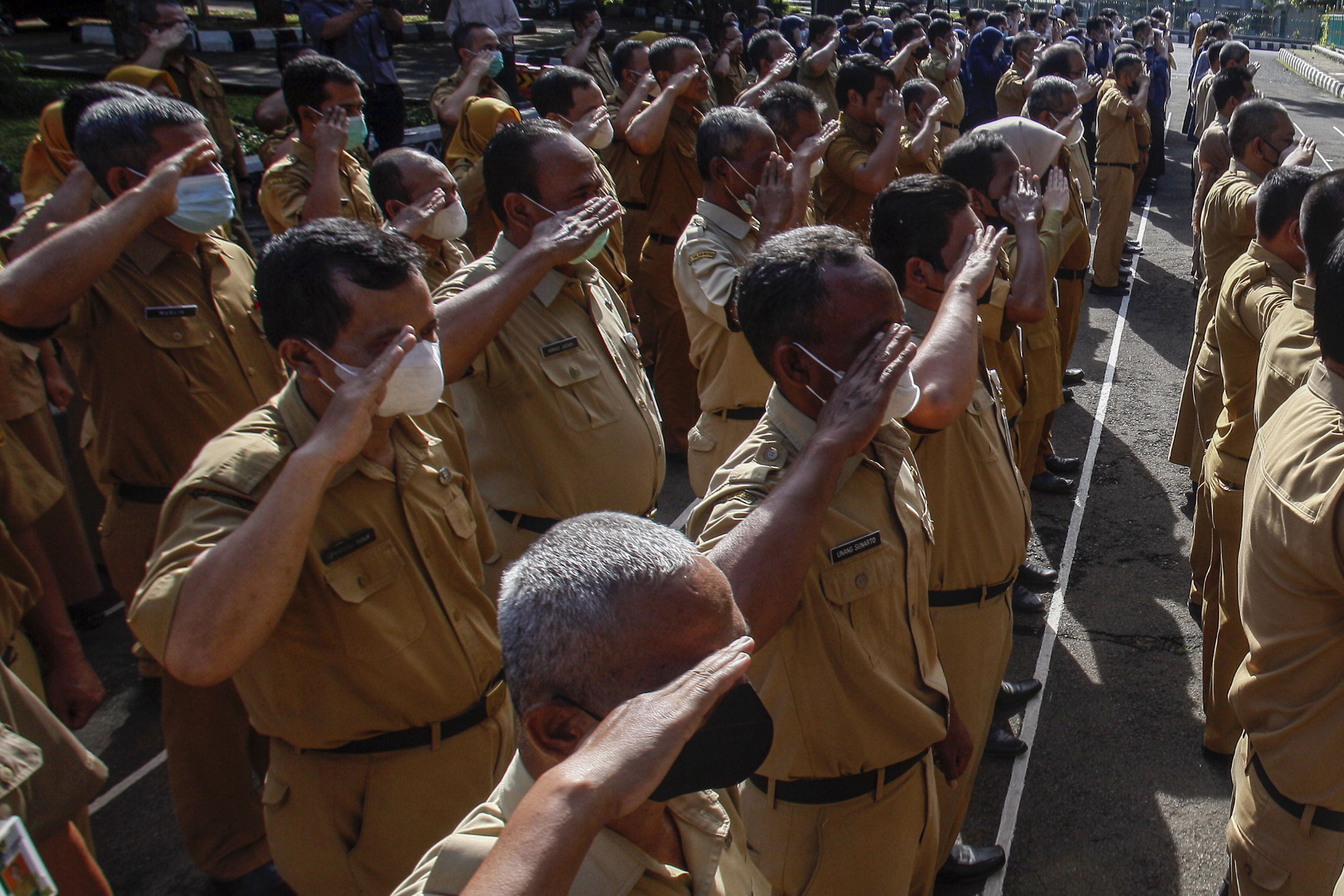  Sejumlah Aparatur Sipil Negara saat mengikuti apel memperingati Hari Bela Negara