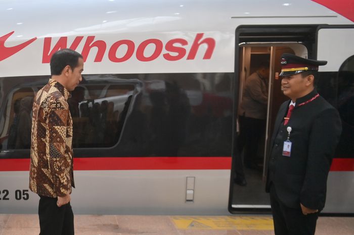 Presiden Joko Widodo bersiap menaiki kereta cepat Jakarta-Bandung