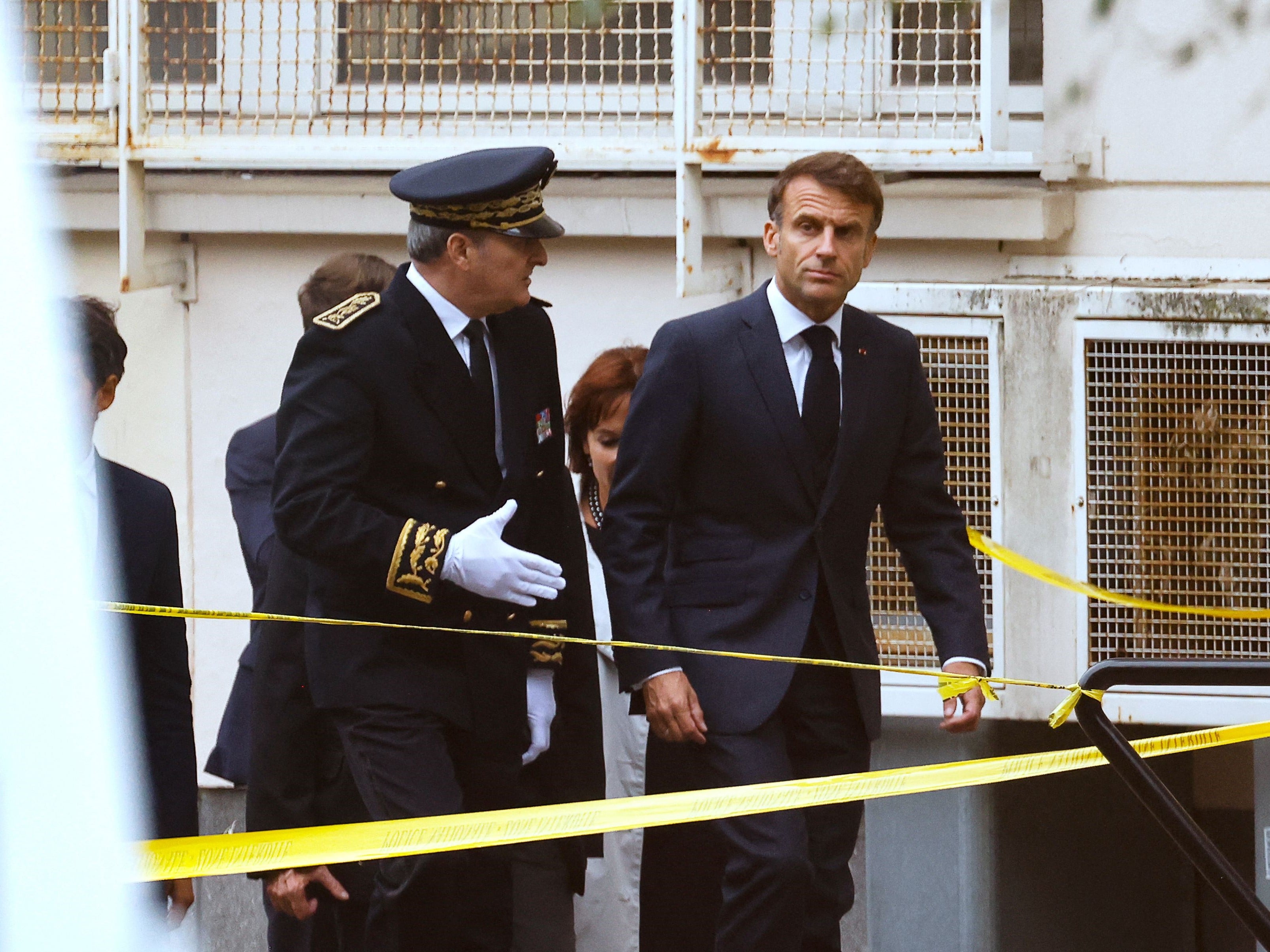 Presiden Prancis Emmanuel Macron (kanan) tiba di sekolah menengah Gambetta di Arras, timur laut Prancis pada 13 Oktober 2023.